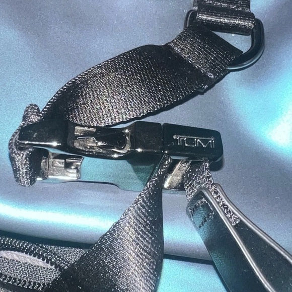 TUMI: Style 834400 Iridescent Blue Sling Backpack Padded Back - Picture 4 of 7